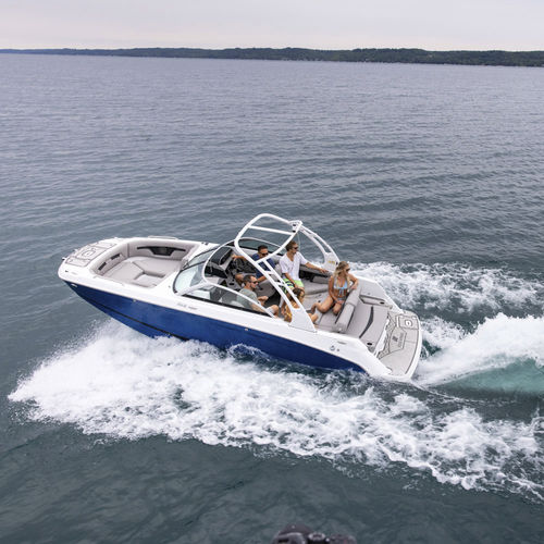 Deck boat entrobordo - HD3 SURF - Four Winns - open / con dual console / bow-rider