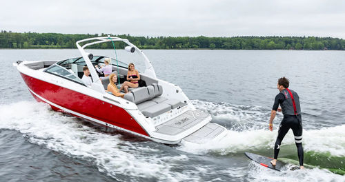 Deck boat entrobordo - H6 SURF - Four Winns - open / con dual console / bow-rider