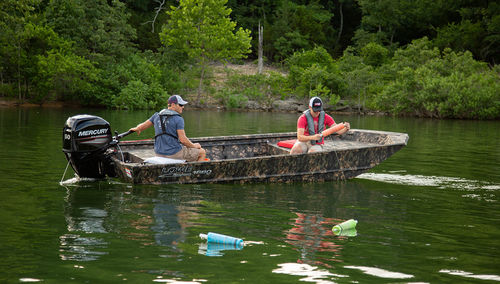 Jon boat fuoribordo - Roughneck 1660 Deluxe Tiller - Lowe - con console laterale / open / da pesca sportiva
