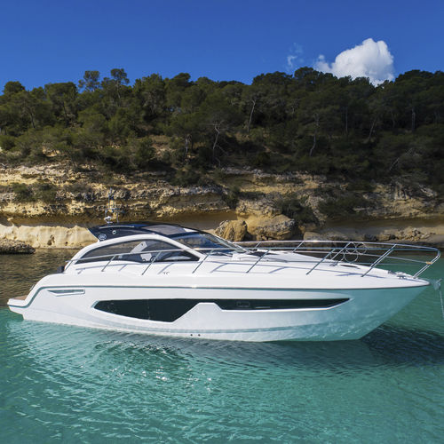Cabinato entrobordo - C38 - Sessa Marine - bimotore / con scafo planante / hard-top