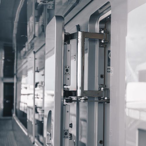 Porta per nave - IACOMELLI SRL - per yacht / con cerniera laterali / a tenuta stagna