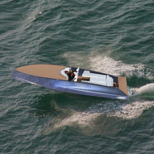 Cabinato entrobordo - M40 FALCON - Aeleos Composites - fuoribordo / elettrico / bimotore