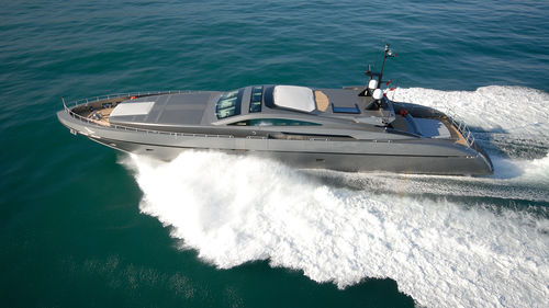 Super-yacht da crociera - PURE INSANITY - Baglietto spa - con cabina di pilotaggio / hard-top / dislocante
