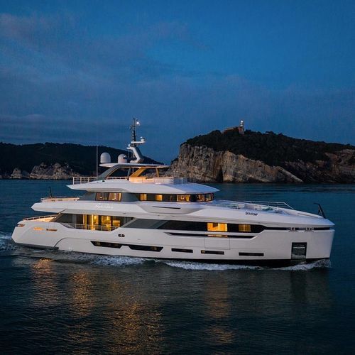 Super-yacht da crociera - RUN AWAY - Baglietto spa - raised pilothouse / con scafo semiplanante / con piscina