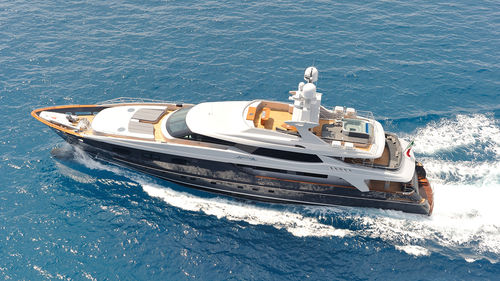 Super-yacht da crociera - IRA - Baglietto spa - con cabina di pilotaggio / hard-top / con scafo dislocante
