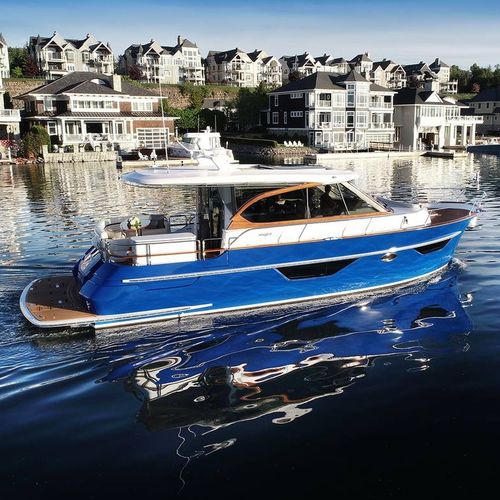 Cabinato entrobordo - BLUE - Burger Boat Company - bimotore / con scafo planante / hard-top