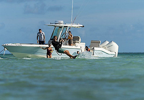 Bay boat fuoribordo - 280 DAUNTLESS - Boston Whaler - bimotore / con console centrale / open
