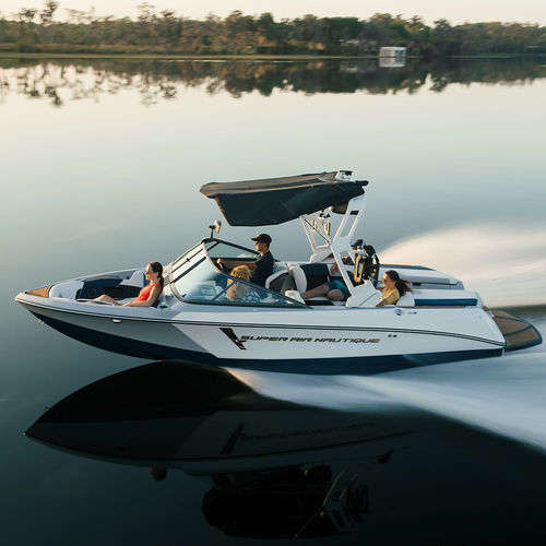 Runabout per wakesurf - SUPER AIR 210 - Nautique Boat Company - entrobordo / con dual console / bow-rider