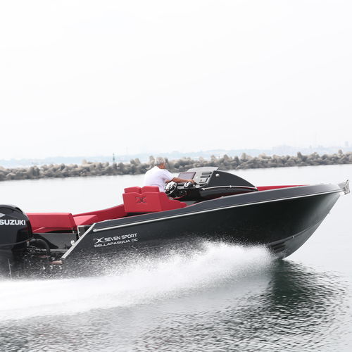 Day cruiser fuoribordo - DC Seven  - Dellapasqua DC - con scafo planante / open / con console centrale