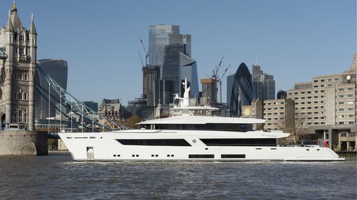 Mega-yacht da crociera - MOON SAND - Lurssen Yachts - tradizionale / raised pilothouse