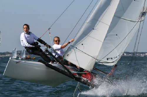 Catamarano sportivo da regata - TYKA - 2win - per due persone / con trapezio doppio / Formula 18