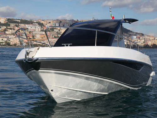 Cabinato entrobordo - 30 GT - Nautica Salpa - bimotore / hard-top / max. 10 persone
