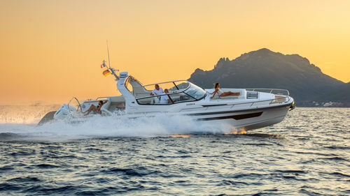 Cabinato fuoribordo - Sport Weekender 42 - Nimbus - bimotore / con carena a gradino / soft-top