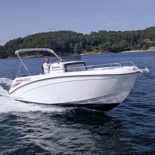 Deck boat fuoribordo - 690 Ventura CC - Rodman - open / con console centrale / max. 8 persone