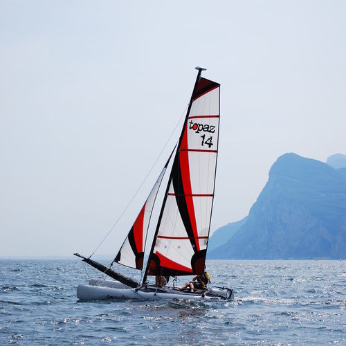 Catamarano sportivo da turismo - TOPAZ 14 - Topper - per due persone / con trapezio doppio / spinnaker asimmetrico