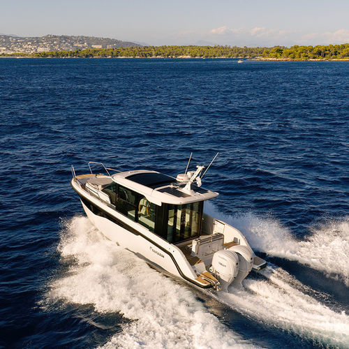 Cabin-cruiser fuoribordo - Aura Cabin - Yamarin - bimotore / con cabina di pilotaggio / da crociera