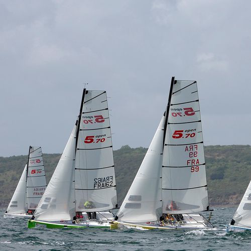 Barca a vela con chiglia da regata - 5.70 - Hobie Cat USA - one-design / open / a chiglia retrattile
