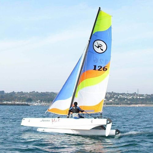 Catamarano sportivo da regata - MAX - Hobie Cat USA - per due persone / con trapezio singolo / in fibra di vetro