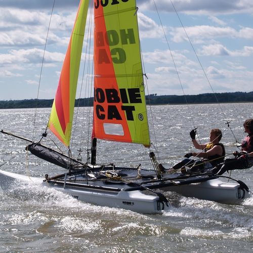 Catamarano sportivo da turismo - Hobie Cat USA - per due persone / con trapezio singolo / in fibra di vetro