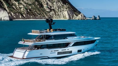 Motor-yacht da crociera - Navetta 30 - Custom Line Yacht - tradizionale / con cabina di pilotaggio / in linea d'asse