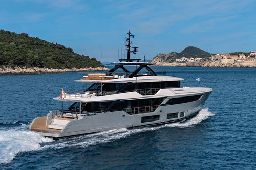 Super-yacht da crociera - Navetta 38 - Custom Line Yacht - con cabina di pilotaggio / V-drive / con 5 cabine