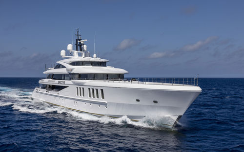 Mega-yacht da crociera - SPECTRE - Benetti - raised pilothouse / con 6 cabine / con piscina