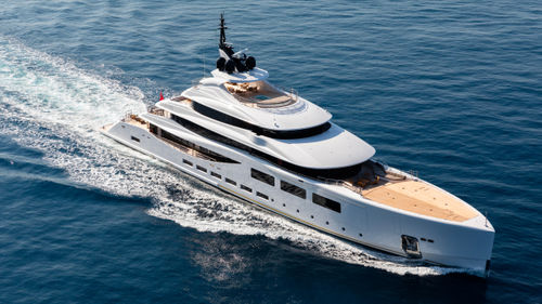 Mega-yacht da crociera - ALFA - Benetti - raised pilothouse / con 7 cabine / a prua verticale