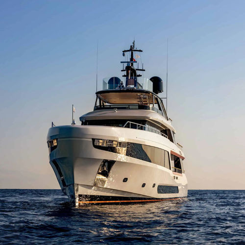 Super-yacht da crociera - Motopanfilo 37M - Benetti - raised pilothouse / con 5 cabine / con 10 cuccette