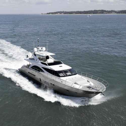 Motor-yacht da crociera - 2300 - Couach - con fly / in linea d'asse / con 3 cabine