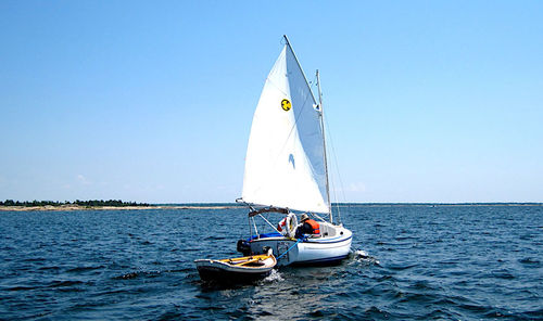 Barca a vela tradizionale - SUN CAT - Com-Pac Yachts - con 2 cuccette / cat boat