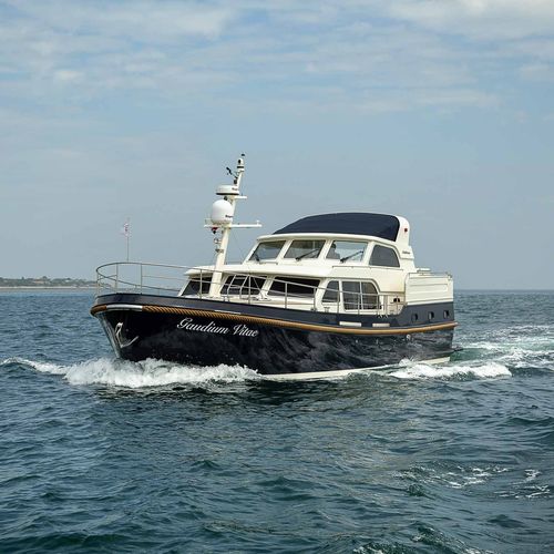 Motor-yacht da crociera - 500 AC Variotop® - Linssen Yachts B.V. - con fly chiuso / con 3 cabine / in acciaio