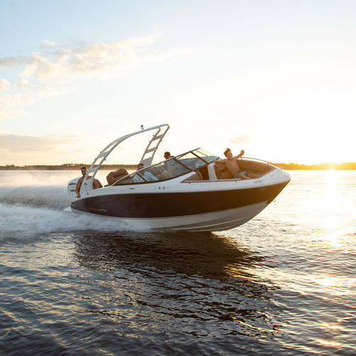 Runabout fuoribordo - LX4 - Regal - con dual console / bow-rider / da sci nautico