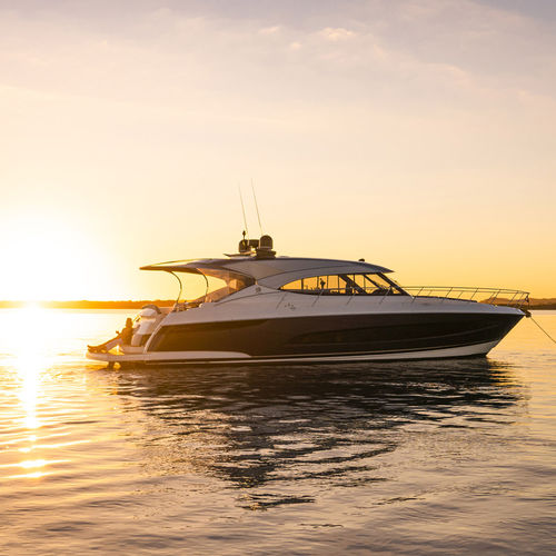 Motor-yacht da crociera - 5400 - Riviera - sportivo / offshore / hard-top