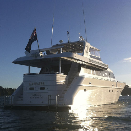 Motor-yacht da crociera - L’AFFAIRE - Warwick Yacht Design - con fly / con cabina di pilotaggio / con scafo dislocante