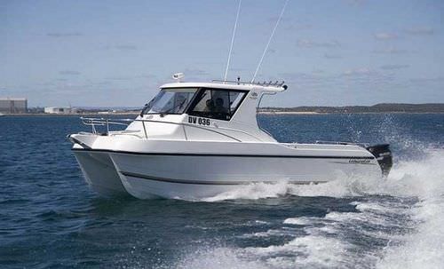 Barca da pesca e diporto catamarano - 8000 Sportsfisher - LeisureCat - fuoribordo / bimotore / con cabina di pilotaggio