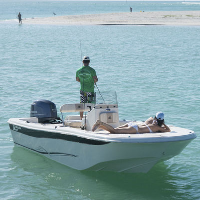 Bay boat fuoribordo - 19 ULTRA - Carolina Skiff - con console centrale / da pesca sportiva / max. 10 persone