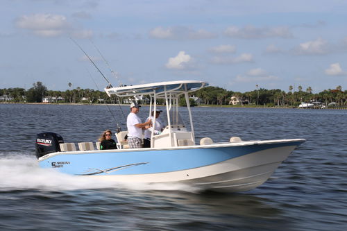 Bay boat fuoribordo - 24 ULTRA - Carolina Skiff - con console centrale / da pesca sportiva / max. 16 persone
