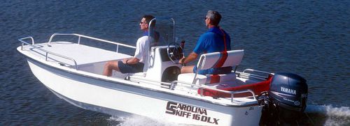 Bay boat fuoribordo - 16 DLX - Carolina Skiff - con console centrale / da pesca sportiva / max. 6 persone