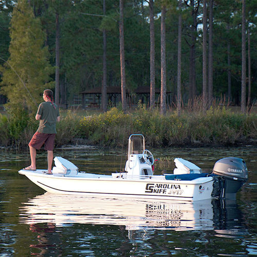 Bay boat fuoribordo - 17 JV CC - Carolina Skiff - con console centrale / da pesca sportiva / max. 4 persone