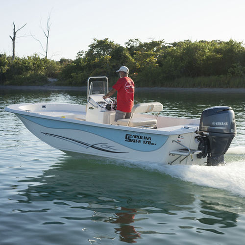Bay boat fuoribordo - 238 DLV - Carolina Skiff - con console centrale / da pesca sportiva / con T-top
