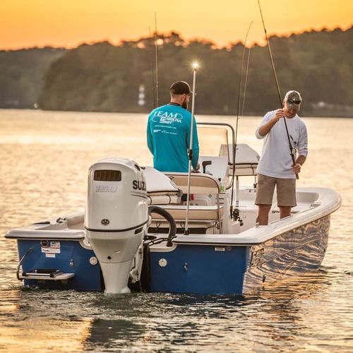 Bay boat fuoribordo - 21 SWS - Carolina Skiff - con console centrale / open / da pesca sportiva