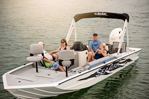 Deck boat fuoribordo - Easy 200 - SeaArk Boats - open / con console laterale / da sci nautico