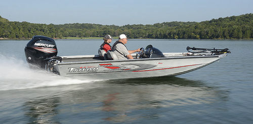Bass boat fuoribordo - 17 TX - Triton Boats - con console laterale / da pesca sportiva / max. 4 persone
