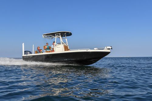 Bay boat fuoribordo - SX2550 - FAMILY BAY BOAT - Skeeter - con console centrale / da pesca sportiva / in fibra di vetro