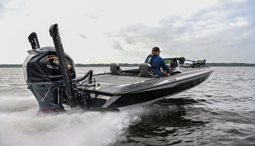 Bass boat fuoribordo - FXE21 APEX - Skeeter - a benzina / con scafo planante / con console centrale