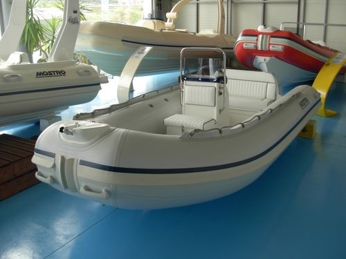 Gommone fuoribordo - PLEASURE 430 - Mostro - semirigido / con console centrale / per la pesca