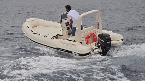 Gommone fuoribordo - seventeen - Mar.co - semirigido / con console centrale / open