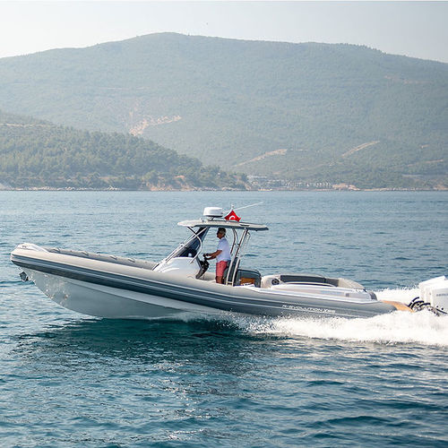 Gommone fuoribordo - r-evolution x36 - Mar.co - trimotore / semirigido / con console centrale