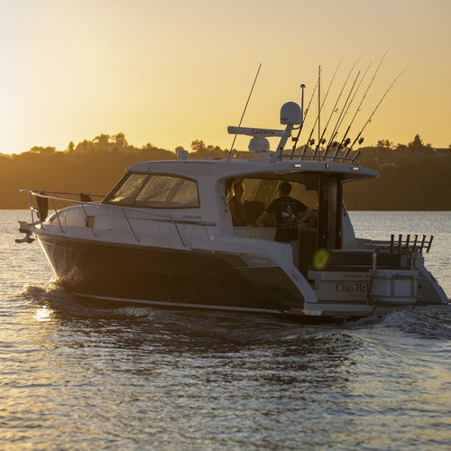 Cabinato entrobordo - 3500 - Rayglass Boats - bimotore / hard-top / con cockpit chiuso