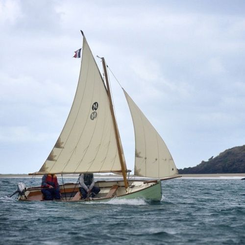 Lancia vela-remi tradizionale - MINAHOUËT - Grand Largue - da regata / con poppa aperta / sloop